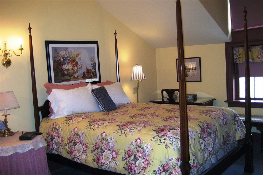 The Rochester Inn Sheboygan Falls Room photo