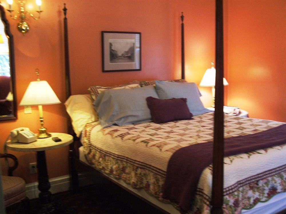 The Rochester Inn Sheboygan Falls Room photo